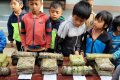 Trường TH Trần Hưng Đạo tổ chức hoạt động trải nghiệm “Em gói bánh chưng ngày tết”